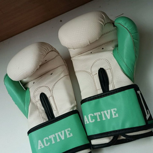 Leone boxing gloves like new for kids and women