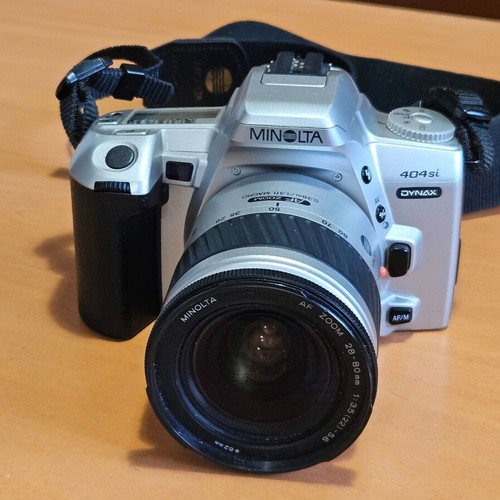 Minolta Dynax 404si analog SLR camera with Minolta AF 28-80mm lens