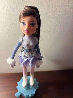 Кукла Bratz Ice Champion като нова с въртяща се основа