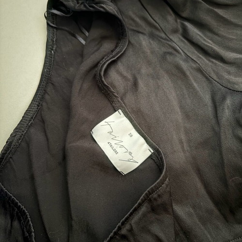 4tailors top with 1 sleeve, fitted, like new, black