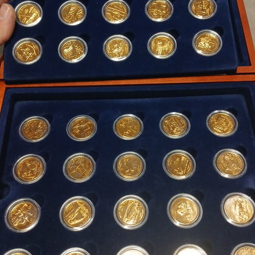 Quarter dollar gold-plated coin collection like new, 56 pieces
