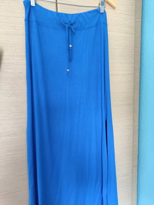 Long elastic skirt like new with side slit