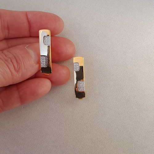Steel hoop earrings in v line gold color new with white crystals