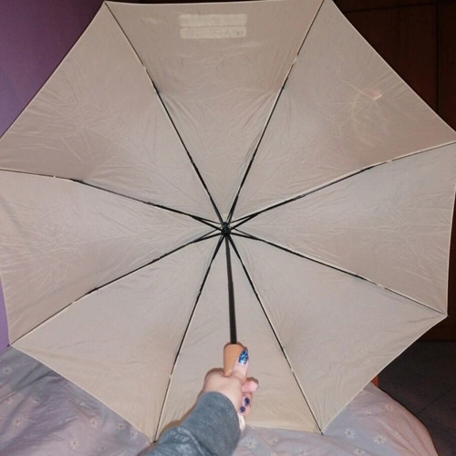 Beige umbrella like new with wooden handle and case