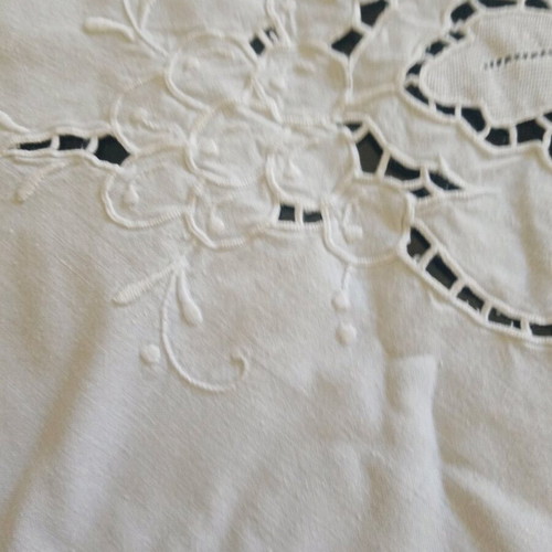 Round handmade tablecloth with cutwork and embroidery white like new, diameter 161cm