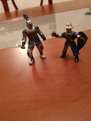 Set of 2 knights figures used