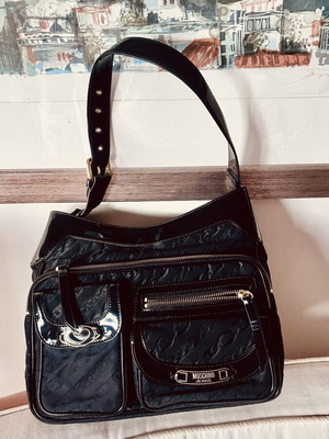 Moschino γυναικεία τσάντα ώμου σαν καινούργια, μαύρη