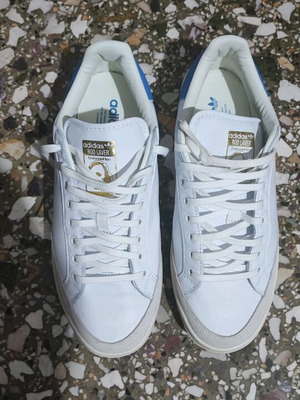 Adidas Rod Laver like new, size 44, white casual shoes