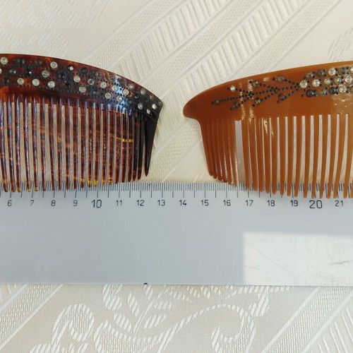 Vintage women's hair combs set of 4, like new, 1960s
