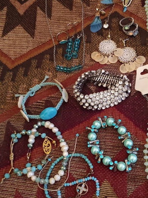 Jewelry like new with natural materials, white and turquoise