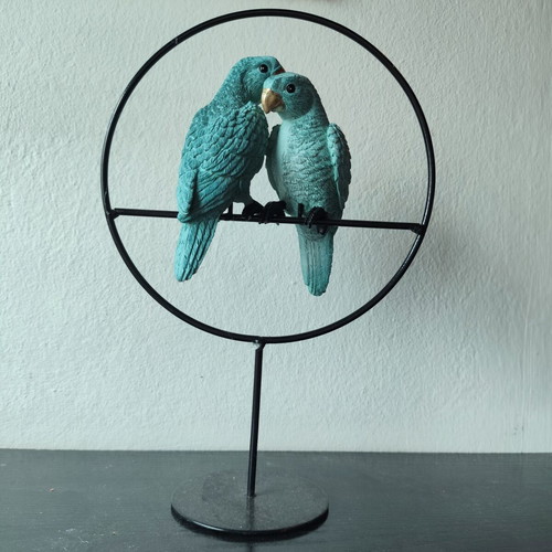 Table decoration with two blue parrots used