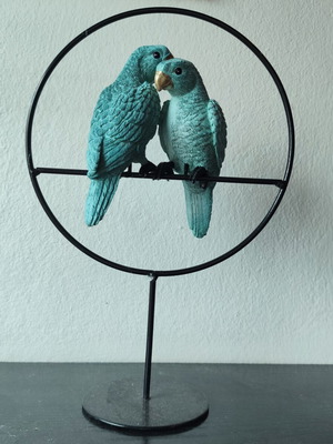 Table decoration with two blue parrots used