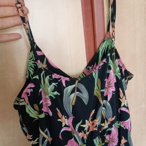 Floral Romper H&M like new, black multicolor, size M