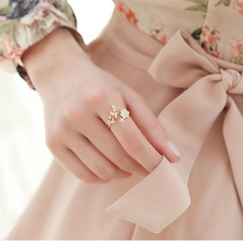 Adjustable gold flower and leaf ring with zircon