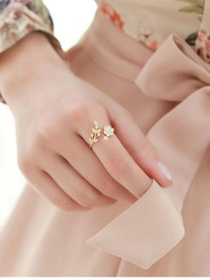 Adjustable gold flower and leaf ring with zircon