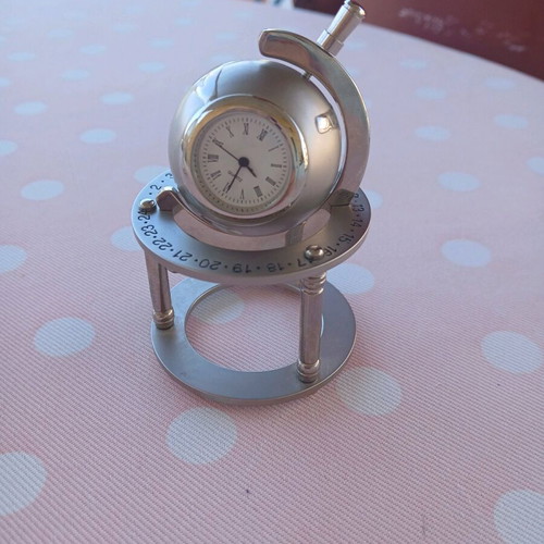 Vintage globe tabletop quartz clock like new