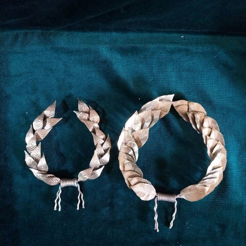 Bronze olive wreaths like new, set of two