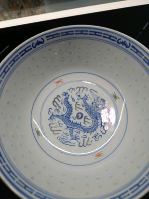 Dragon design bowl like new, decorative and functional, 20 cm