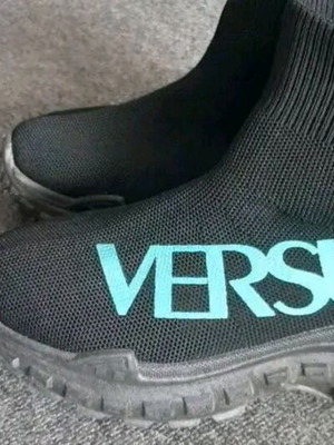 Black Versus Sports Boots like new, size 36
