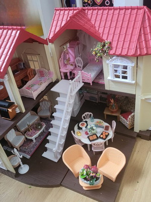 Sylvanian house like new, fully furnished with miniatures