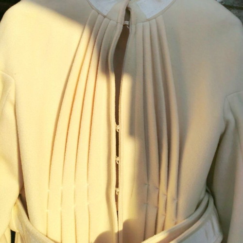 Twist elegant coat with high collar, pleats and textile belt