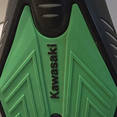 Kawasaki overboard KX-PRO 10.0 with large wheels and original charger