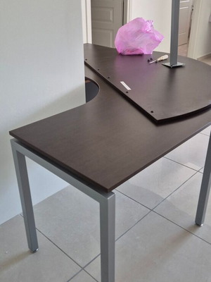 Corner desk 1.50X1.20 with extra meeting surface.