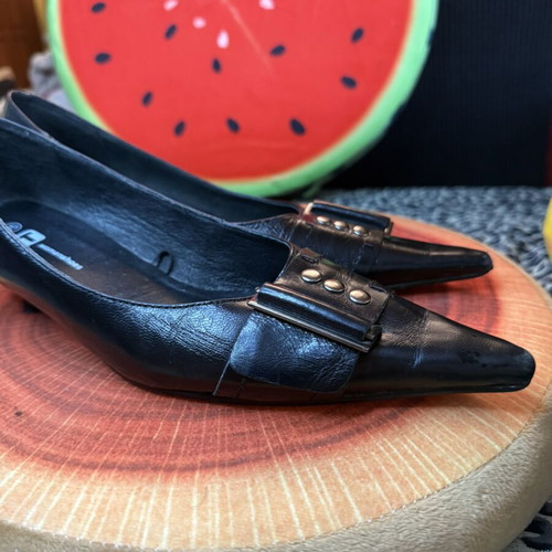 Pointed Toe Black Flats with Decorative Buckle size 35 like new