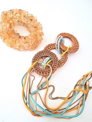 Women's necklace with elastic bracelet like new, beige and turquoise