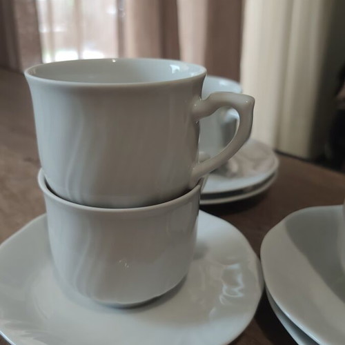 Porcelain serving set like new, 5 cups and saucers with swirl pattern