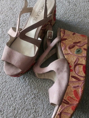Marcella Yil platforms slightly used, size 39, powder color with embroidery