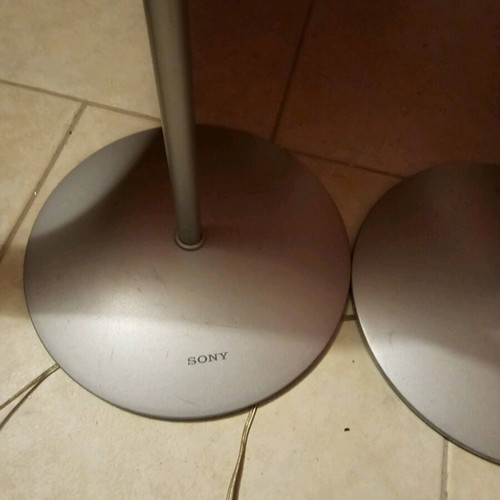 Speakers like new with tear on the fabric