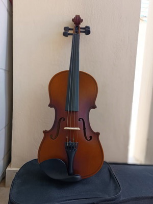 Student Violin 4/4 complete with bow, case, and rosin like new