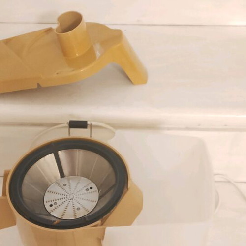 Juicer used with plastic waste container