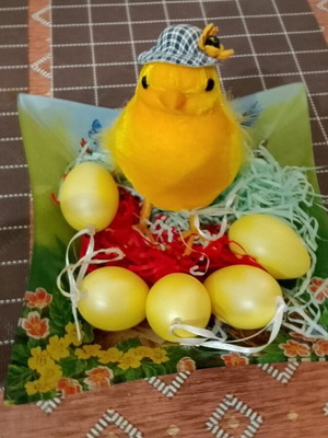 Πασχαλινό σετ καινούργιο με πιατέλα, αυγά και λούτρινο κουτοπουλάκι