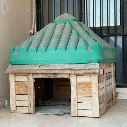Wooden outdoor dog house used with plastic roof for medium or large dogs
