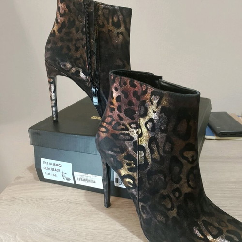 Mia Shoes ankle boots like new, black animal print with gold tones