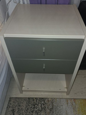 Modeco nightstand with 2 drawers used