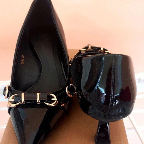 Pointed women's pumps black patent leather size 39 like new, low heel 4 cm