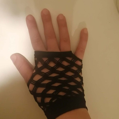 Fishnet gloves used, black