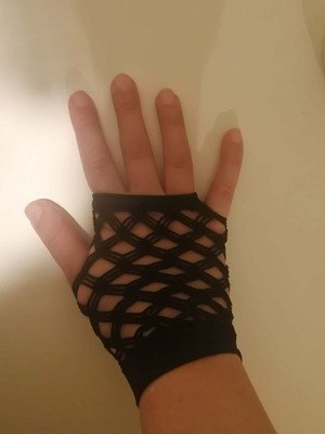 Fishnet gloves used, black