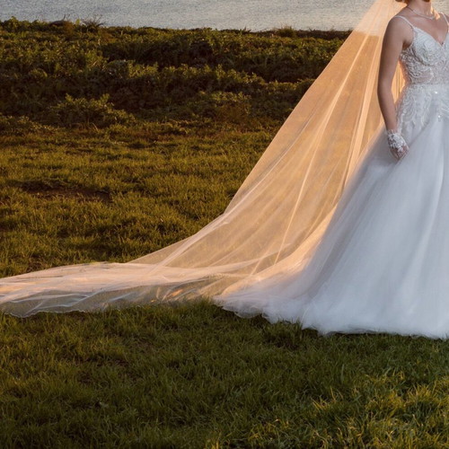 Wedding dress A-line with veil and petticoat, like new, size S