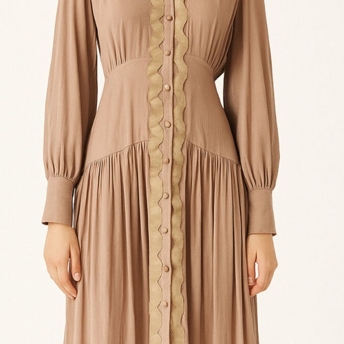 Maxi dress semi-fitted like new with guipure details, lined