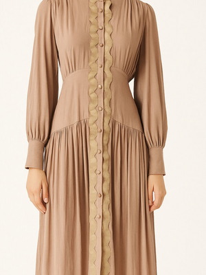 Maxi dress semi-fitted like new with guipure details, lined