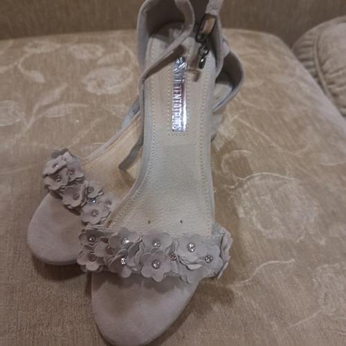 Xti women's sandals size 38 beige like new