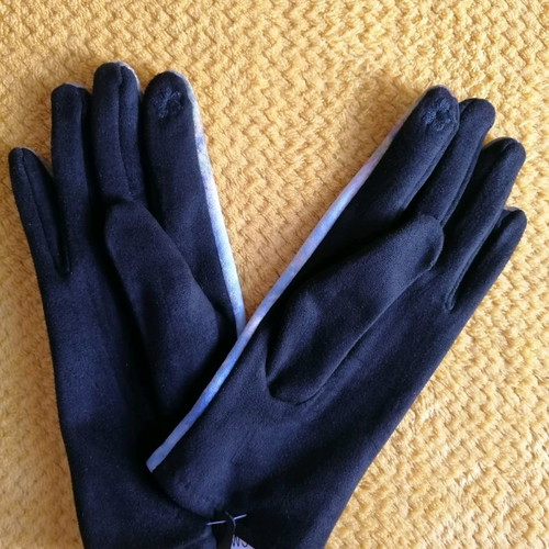 Pashmina and gloves set new