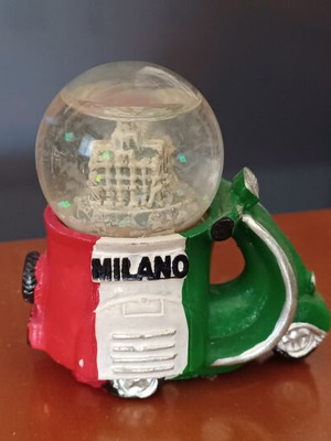 Snow globe souvenir Milano like new on Vespa