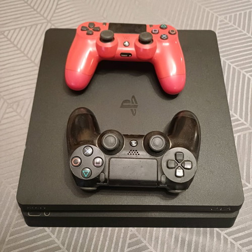 Sony PlayStation 4 console used, 500GB, 2 original controllers, 2 games