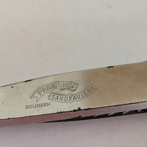 Sewing scissors used with serrated blades for zigzag cutting Solingen Prazision Sandkaulen