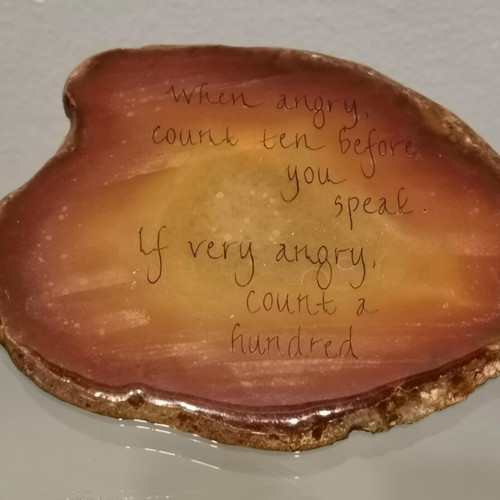 Decorative plaque in natural agate stone used with wooden base